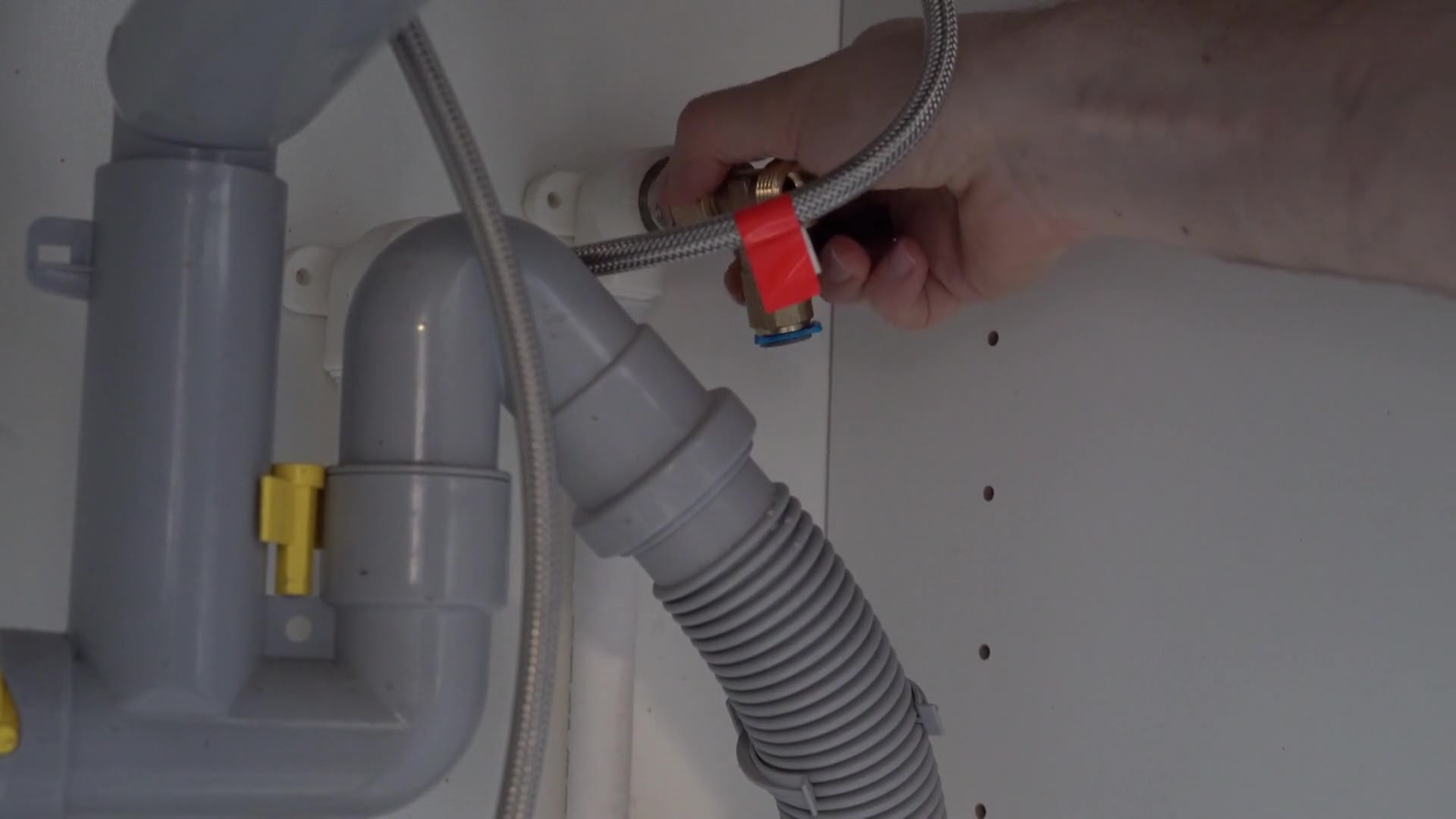 Sanitärinstallation unter dem Waschtisch