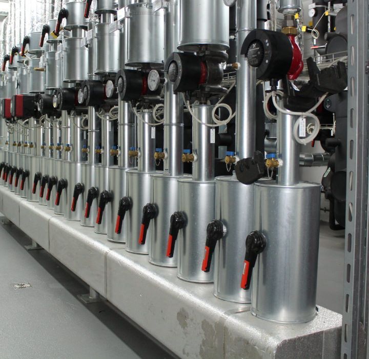 Heizungsverteiler mit Pumpen und Armaturen